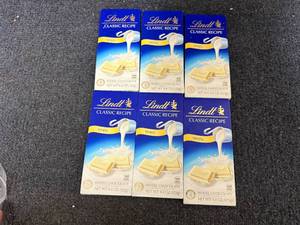 lot 246 image: 6 Lindt White Chocolate Bars