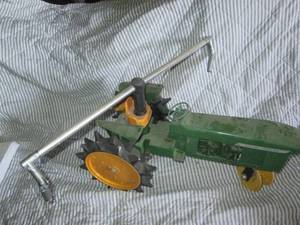lot 16 image: Heavy duty metal John Deere tractor...