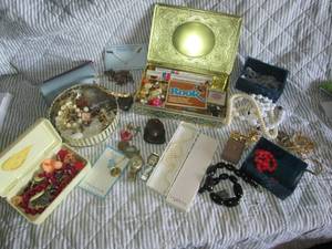 lot 18 image: Large collection of vintage costume...