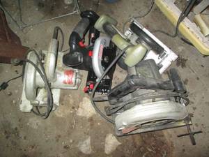 lot 40 image: Bundle of circular saws both corded...