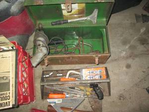 lot 80 image: Vintage Green metal 18in toolbox co...