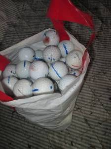 lot 269 image: Small shopping tote of Titleist golf balls...
