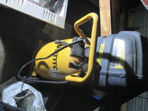 lot 278 image: Bostitch 200PSI 15-gallon upright o...