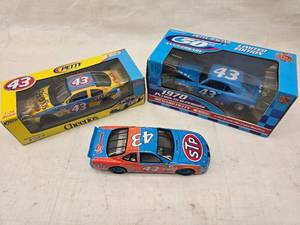 lot 9 image: Richard Petty 124 Scale Collectable Diecast Nascars