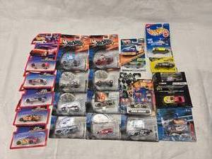 lot 25 image: (21) Misc. Hot Wheels Collector Cars