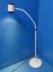 lot 8 image: McKesson Gooseneck Standing Exam Light - Low Maintenance, Top-Performing Lights, Perfect for Clinical Examinations - Great Working Condition
