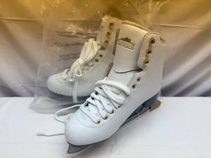 lot 94 image: Size 7 Lake Placid Casade Figure Skates-NEW