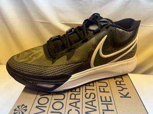 lot 98 image: Size 13.5 Kyrie 8