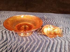 lot 37 image: Vintage Dugan Marigold Carnival glass leaf shaped nappy dish with handle and Vintage Marigold Carnival glass fruit bowl