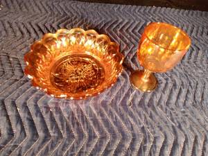 lot 39 image: Marigold Carnival glass bowl and glass