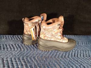 lot 45 image: New Mens Ozark Trail Thinsulate winter boots