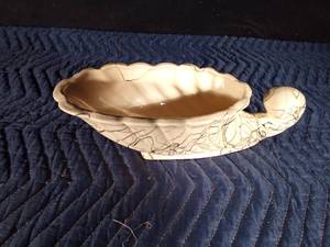 lot 55 image: Vintage USA 200 ceramic seashell planter tabletop serving bowl