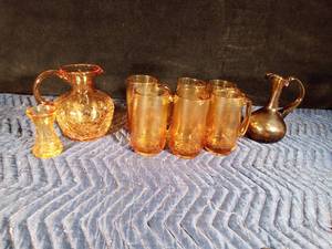 lot 56 image: Gold colored glass pitcher, 6 mugs, small drinking glass and 1 brown pitcher