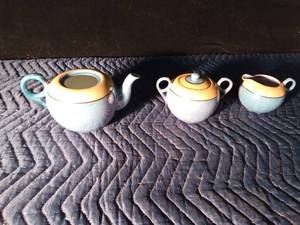 lot 74 image: Tea set