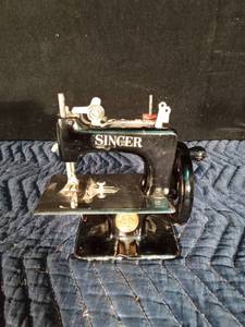 lot 134 image: Vintage Metal Singer Childs Hand Crank Sewing Machine