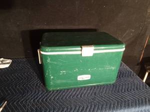 lot 105 image: Green Vintage metal Thermos cooler with plastic tray inside