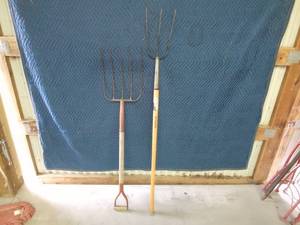 lot 124 image: 2 Hay forks