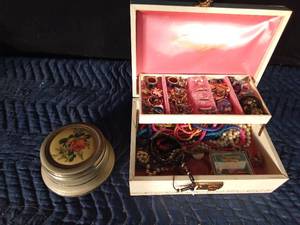 lot 148A image: Jewelry box full of jewelry and vintage musical trinket box