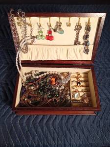 lot 151 image: Jewelry box of jewelry - some vintage