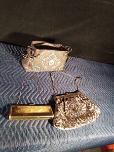 lot 157 image: 3 - V montage Purses
