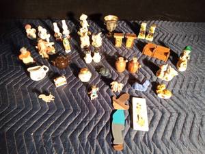 lot 163 image: Salt and Pepper Shakers  Nic Nacs  (Variety)