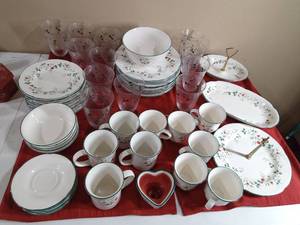 lot 349 image: Pfattzgraff Set of Dishes - see description for more info