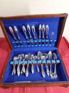lot 352 image: Gorham Stainless Silverware in a Rogers Bros. Wood Box