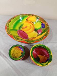 lot 356 image: Wood salsa chip and dip set