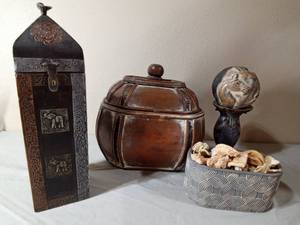 lot 359 image: Unique Decor - See description for more info