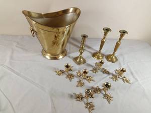 lot 365 image: Lot of Brass Items