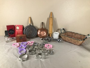 lot 389 image: Vintage Kitchen Ware and More