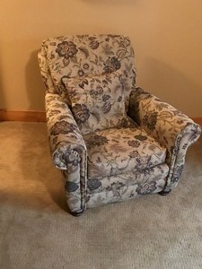 lot 9A image: Sofa Chair with Flower Design  - Smoke Free