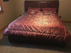 lot 418 image: King Size Comforter and Pillows - Smoke Free