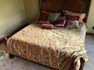 lot 412 image: Really Thick Comforter by Jane Seymour and Pillows - Smoke Free