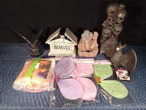 lot 175 image: Halloween items