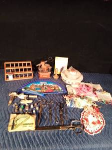 lot 171 image: Vintage sewing items and more