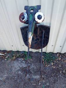 lot 182 image: Metal bird lawn ornament made out of a shovel