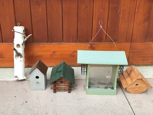 lot 347 image: 2 Bird houses and 2 bird feeders