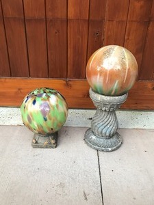 lot 341 image: 2 Large glass gazing balls on pedestal lawn decor