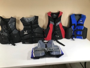 lot 326 image: 5 Life jackets-see deascription