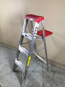 lot 323 image: 4ft aluminum ladder
