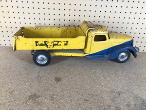 lot 272 image: Vintage Buddy L toys - sand loader and pressed steel dump truck