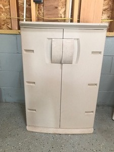 lot 25 image: Rubbermaid hard plastic storage container with 2 shelves