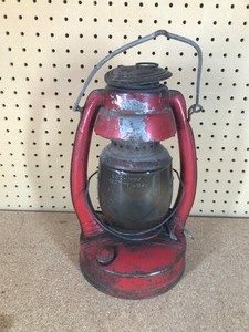 lot 254 image: Vintage Red Elgin oil lantern star bottom with Dietz D-lite N.Y. USA glass globe