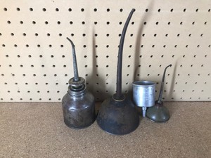 lot 286 image: 3 Vintage thumb press oil cans and 1 Coleman #0 Filler funnel