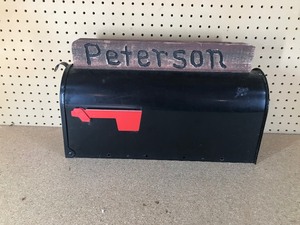 lot 281 image: Metal mailbox