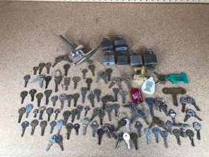 lot 279 image: Lot of keys, locks and more