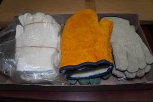 lot 81 image: Assorted Gloves