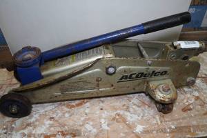 lot 50 image: ACDelco Floor Jack
