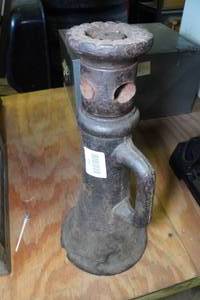lot 212 image: Racine Cast Iron Screw Jack - 1-34x12